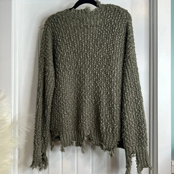 Camille & Coco Olive Green Super Soft Shredded‎ V Neck Sweater. Size M/L. - Picture 4 of 9